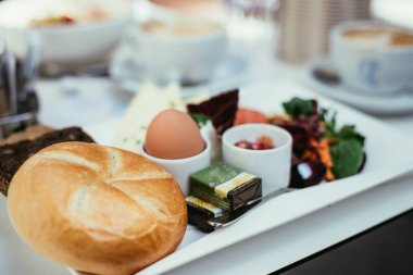 Otel odasında kahvaltı, manzarayı kapat.