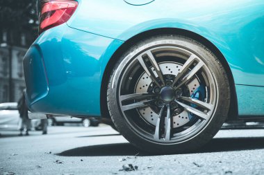 Asfalt yolda yeni gümüş otopark önü kapatın 