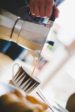 Gümüş gayzer kahve makinesiyle el ele