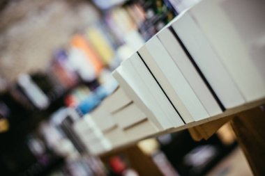 Modern bir kütüphaneyi kitaplarla kapatın.