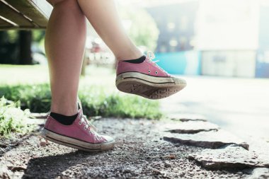 Parktaki kadın bacakları.