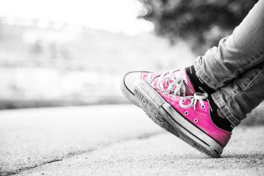 Pembe kedlerle bacaklarını kapat.