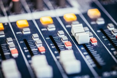 Profesyonel bir kayıt karıştırıcı masasını kapat