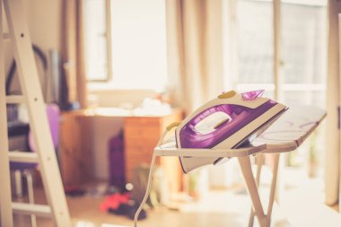 Ütü için ütü. Ev işi ütüleme kavramı