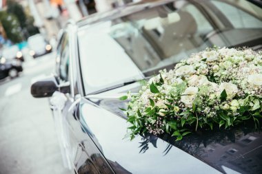 Arabada taze çiçekler var. Güzel çiçek buketi