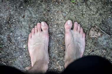 erkek bacakları çimlerin üzerinde