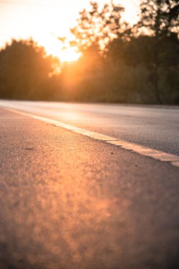 Boş asfalt yolu kapatılıyor