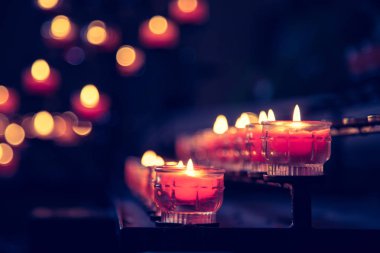 Birçok yanan mum sığ alan derinliğine sahiptir.