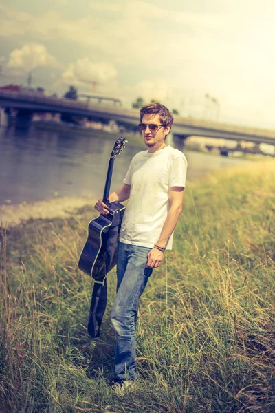 Schöner Mann Mit Klassischer Gitarre Freien — Stockfoto