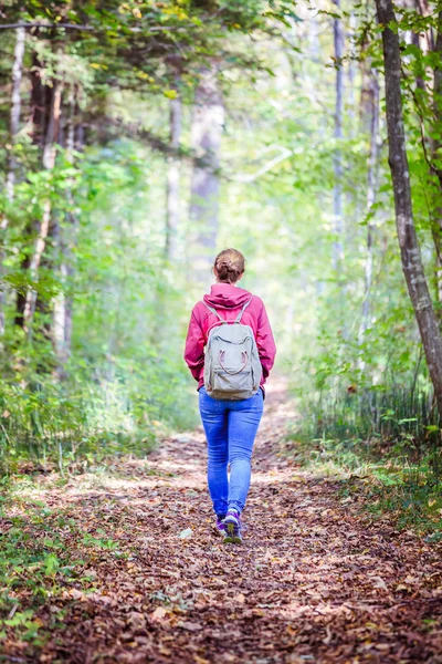 Frau Mit Rucksack Spaziert Herbstlichen Wald Blätter Fallen Herunter — Stockfoto