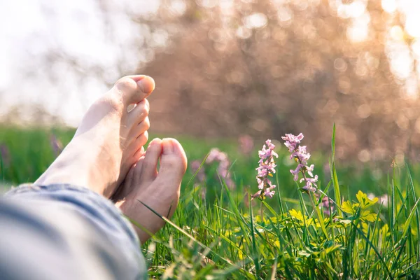 Mannelijke Benen Liggend Groen Gras — Stockfoto