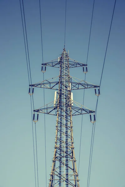 Hoogspanningspost Electriciteit Pyloon Blauwe Lucht Achtergrond — Stockfoto