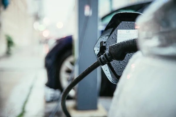 Autotanken Einer Tankstelle Der Nähe — Stockfoto