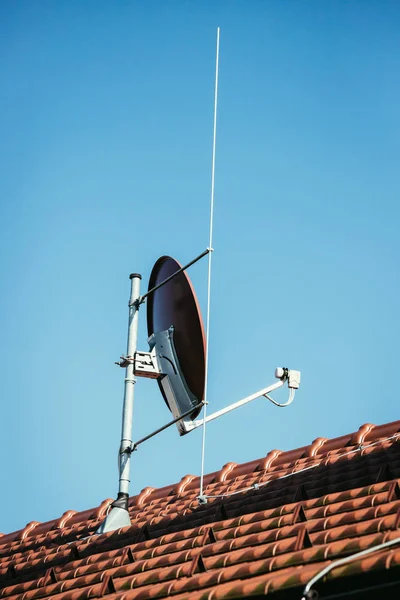 Satélite Telhado Parede — Fotografia de Stock