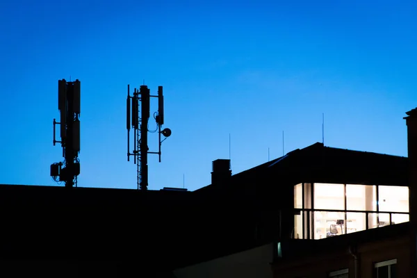 Torre Telecomunicações Contra Céu Azul — Fotografia de Stock