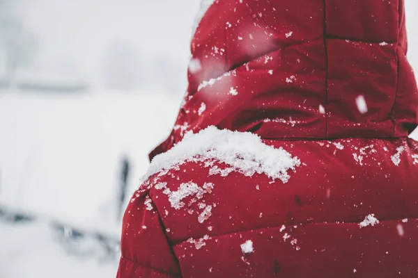 Frau Mit Roter Kapuze Winter — Stockfoto