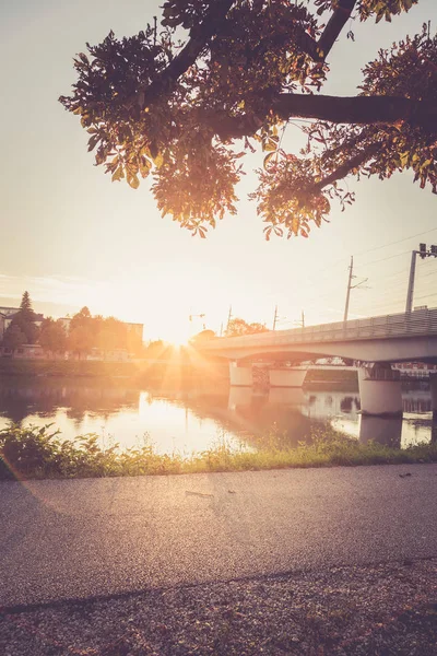 Brücke Und Fluss Park Bei Sonnenuntergang — Stockfoto