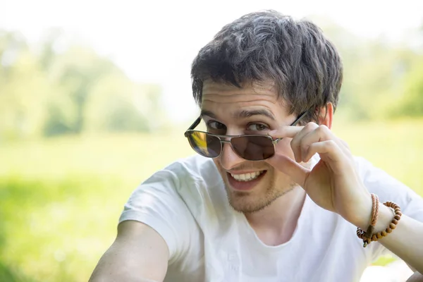 Man Sunglasses Relaxing Green Grass Outdoors — Stock Photo, Image