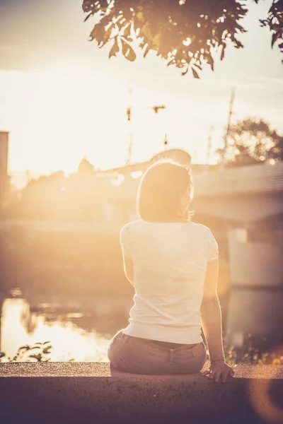 Jonge Vrouw Kijken Zonsondergang Rivier — Stockfoto