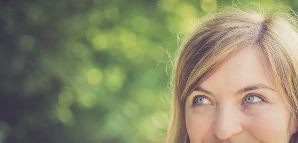 Portret Van Een Mooie Jonge Vrouw Het Park — Stockfoto