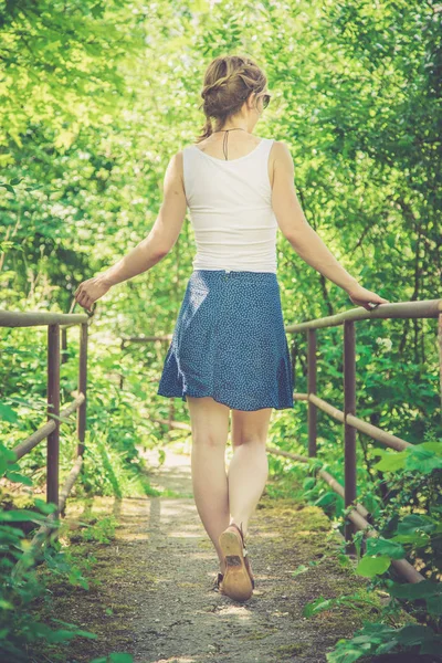 Dívka Zeleném Poli Letním Čase — Stock fotografie