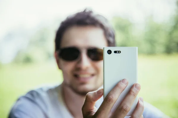 Homem Óculos Sol Com Telefone Grama Verde Livre — Fotografia de Stock