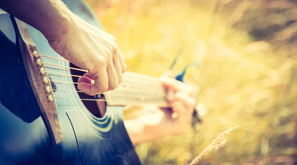 Homem Toca Uma Guitarra Clássica Livre — Fotografia de Stock