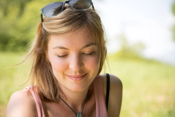 Vrolijke Jonge Vrouw Mooi Ingediend Zomer — Stockfoto