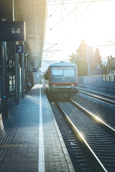 şehir arka planında raylar üzerinde tren