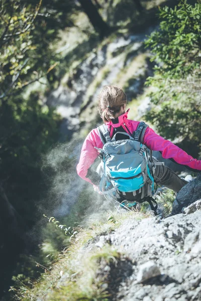 Mujer Joven Excursionista Escalada Roca Acantilado Pico Montaña —  Fotos de Stock