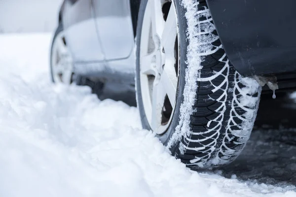 Verschneites Auto Winterwald — Stockfoto