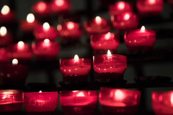 Muitas Velas Acesas Com Profundidade Campo Rasa — Fotografia de Stock