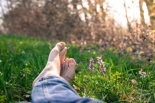 Samčí Nohy Ležící Zelené Trávě — Stock fotografie