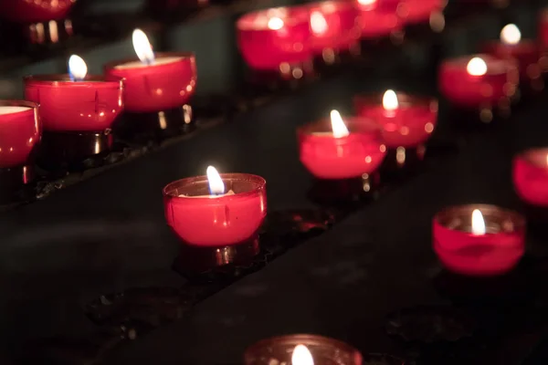 Muitas Velas Acesas Com Profundidade Campo Rasa — Fotografia de Stock