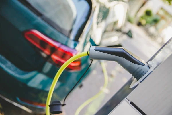 Aufladen Von Elektroautos Mit Ladekabel Und Stecker Zur Ladestation — Stockfoto