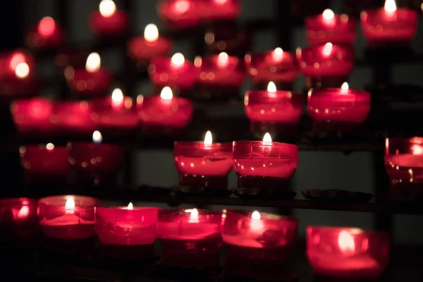 Muitas Velas Acesas Com Profundidade Campo Rasa — Fotografia de Stock