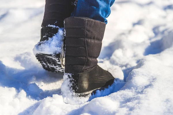 Caminando Piernas Femeninas Con Botas Blancas Nieve Puestas Nieve Profunda — Foto de Stock