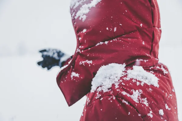 Γυναίκα Κόκκινη Κουκούλα Χειμώνα — Φωτογραφία Αρχείου