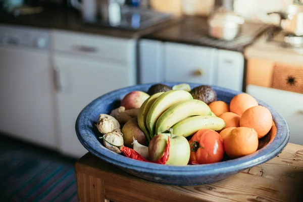 Φρούτα Και Λαχανικά Στο Πιάτο Στην Κουζίνα — Φωτογραφία Αρχείου