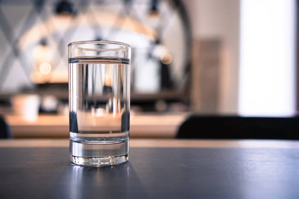 Pohár Víz Asztalon Háttér — Stock Fotó