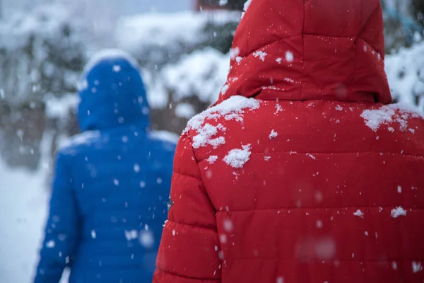 Γυναίκα Κόκκινη Κουκούλα Και Άνδρας Μπλε Κουκούλα Χειμώνα — Φωτογραφία Αρχείου