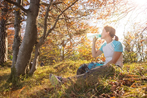 Bergbeklimmer Met Rugzak Zit Het Bos — Stockfoto