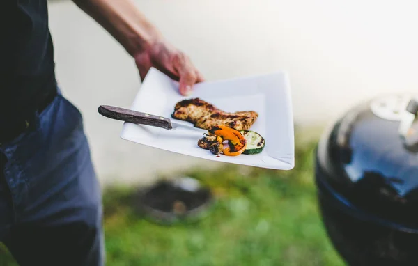 Man Met Barbecue Het Park Buiten — Stockfoto