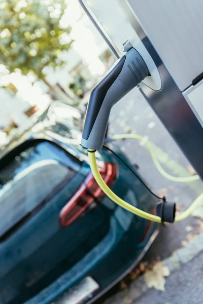 Recarga Coche Eléctrico Con Cable Carga Enchufe Que Conduce Punto — Foto de Stock