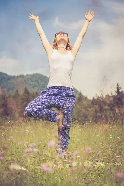 Yaz Arkaplanında Yoga Yapan Genç Bir Kadın — Stok fotoğraf