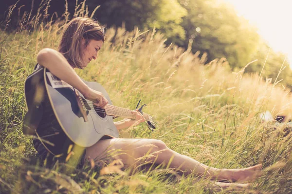 Beautiful Woman Plays Classical Guitar Outdoor — Stock Photo, Image
