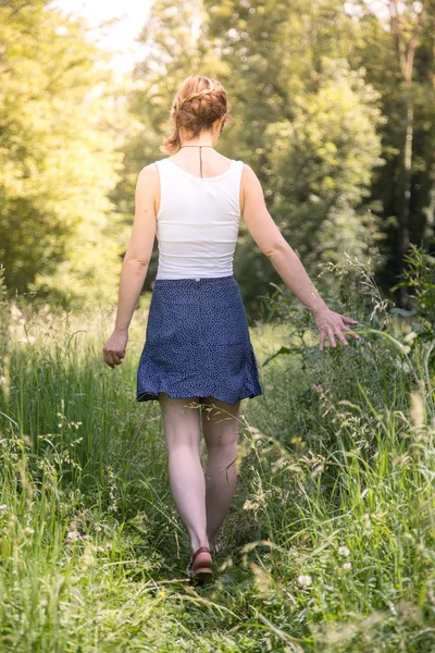 Mädchen Auf Der Grünen Wiese Zur Sommerzeit — Stockfoto