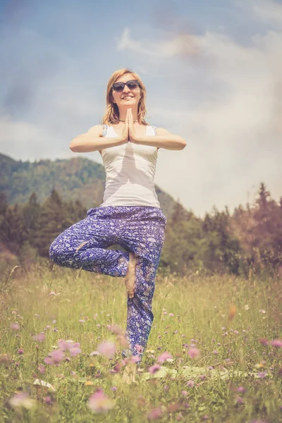 Mujer Joven Haciendo Yoga Fondo Verano —  Fotos de Stock