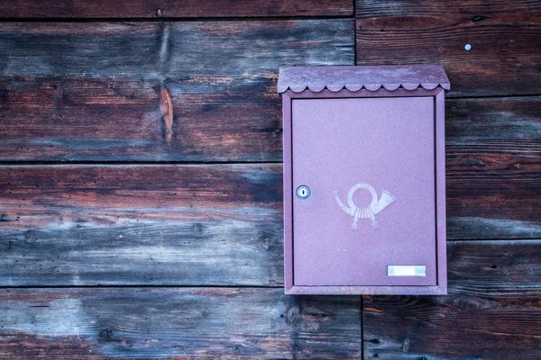 木製の背景に古いメールボックス — ストック写真