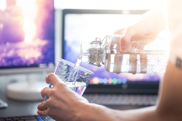 Computer Und Laptop Mit Männlichen Händen Und Einem Glas Wasser — Stockfoto